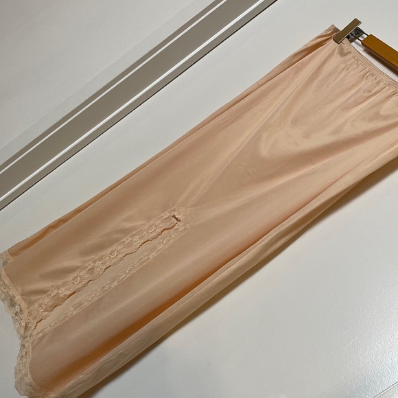 Vintage Slip Maxi Skirt Women M Ivory Peach Lace Front Slit Coquette Feminine - Picture 4 of 11